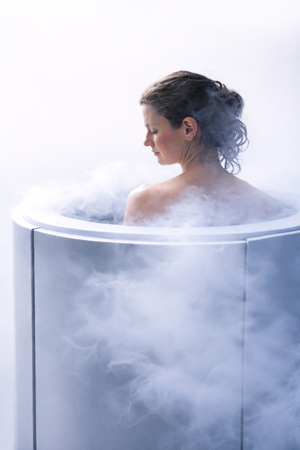 Whole-body cryotherapy chamber with visible vapor